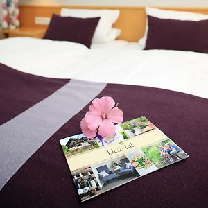 Zimmer mit Kingsize-Bett